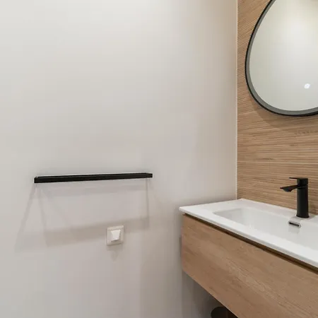 Charming New In Apartment *