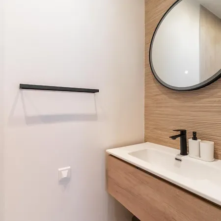 Charming New In Apartment *